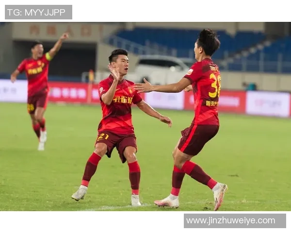 上海足球队以56分稳居冠军赛积分榜首位展现强劲实力 上海足球队以56分稳居冠军赛积分榜首位展现强劲实力